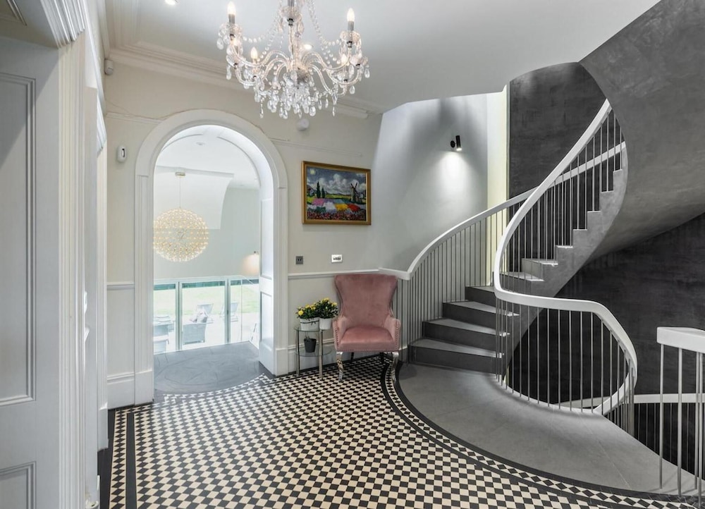 Dream House London With ac, Gym, hot Tub, Cinema