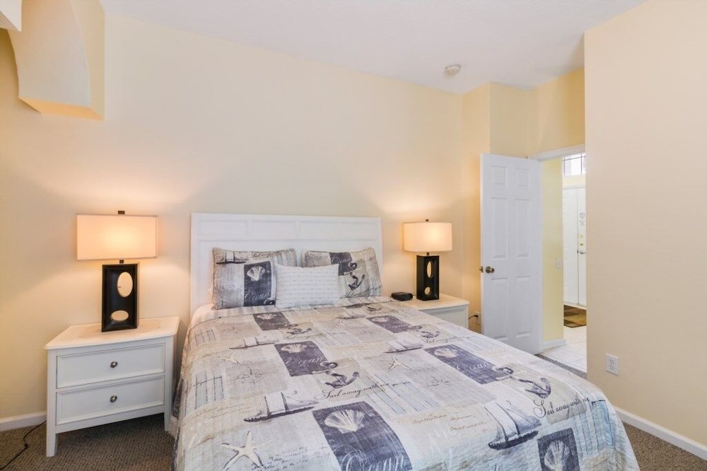 Modern Villa W/ South-facing Pool, Spa & Game Room Near Disney 3 Bedroom Villa