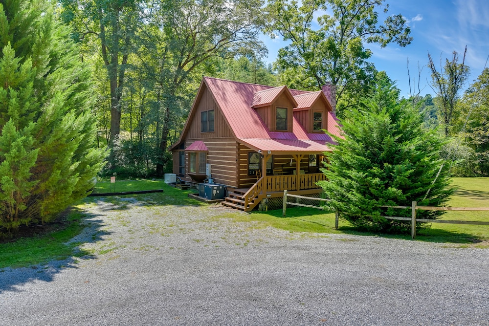 Cabin w/ Hot Tub + Fishing Pond in Del Rio!