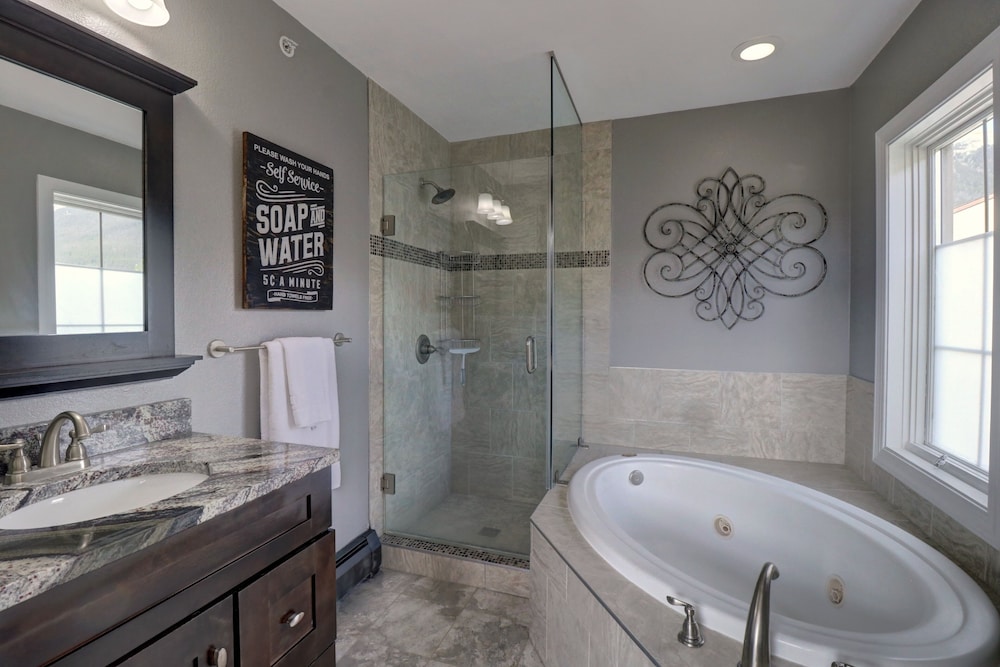 Summit County Vacations - Newly Renovated, Slope-Side Walk-In Walk-Out, Top Floor, Views of Ten Mile Range - ER4 by Redawning - Property Image 4