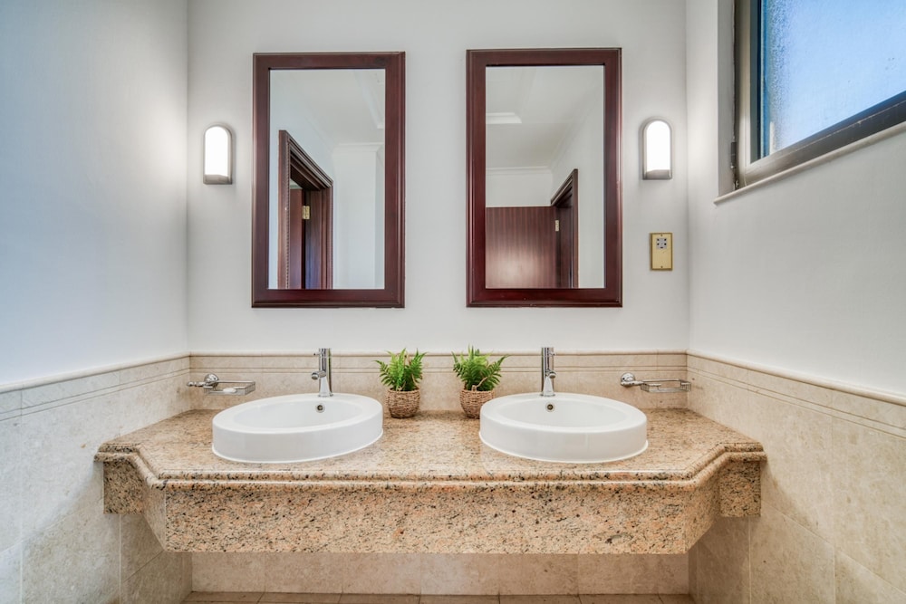 Exclusive 6BR Palm Villa w Private Pool and Beach