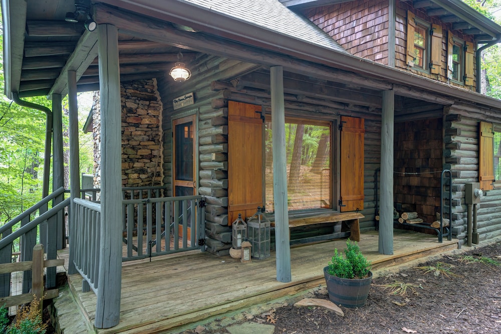 The Guest House Historic Cabin in Big Canoe