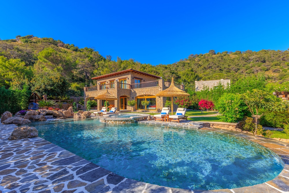 Private Island-Style Ultra Luxury Villa Estate