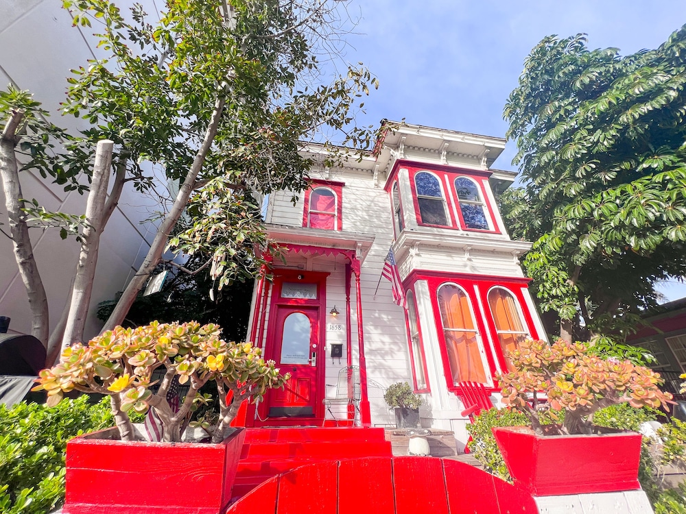 International Travelers House Hostel \- Downtown San Diego Little Italy.