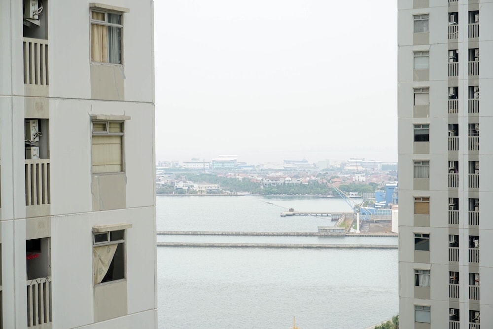 Compact and Scenic Studio Room Green Bay Pluit Apartment view 4