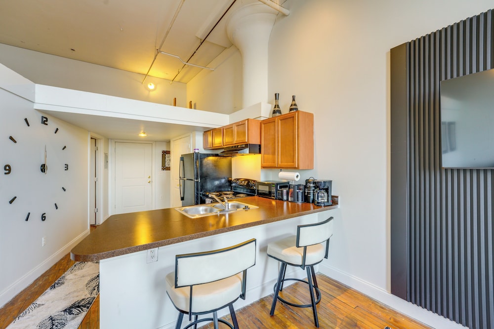Explore Corktown: Updated Loft Next to Riverwalk!