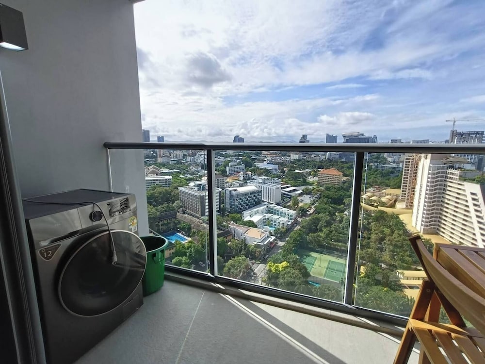 Luxury Large One Bedroom Seaview Serviced Apartment at Wongamat, Pattaya