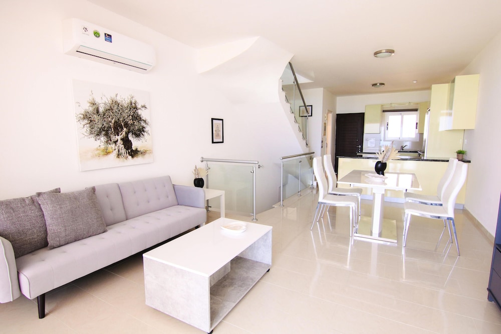 Phaedrus Living Beachfront Villa Morona