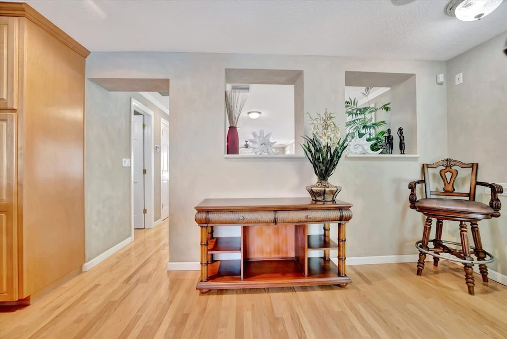 Stones Throw Beachfront Premier Suite 4 Views