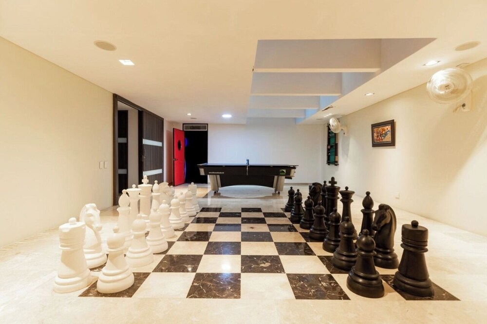 Yeguas U6 by Wynwood House