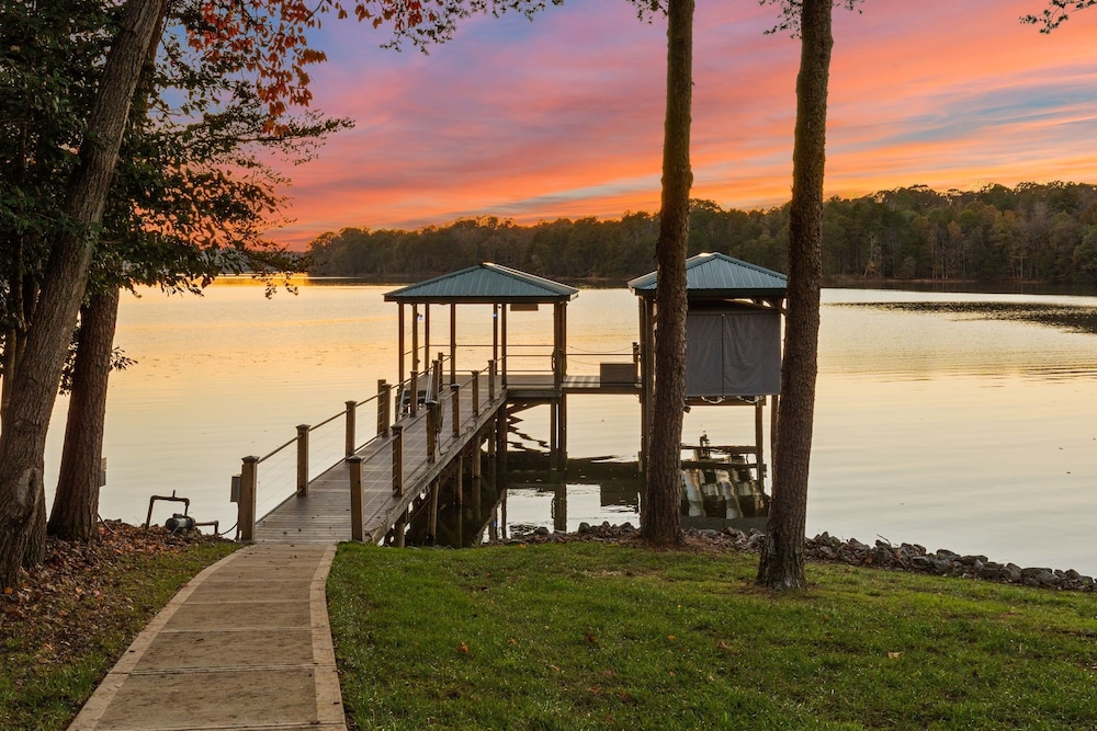 Sunset Pointe by Avantstay Waterfront Beach Fire Pit Sleeps 14 5bdr 4BA