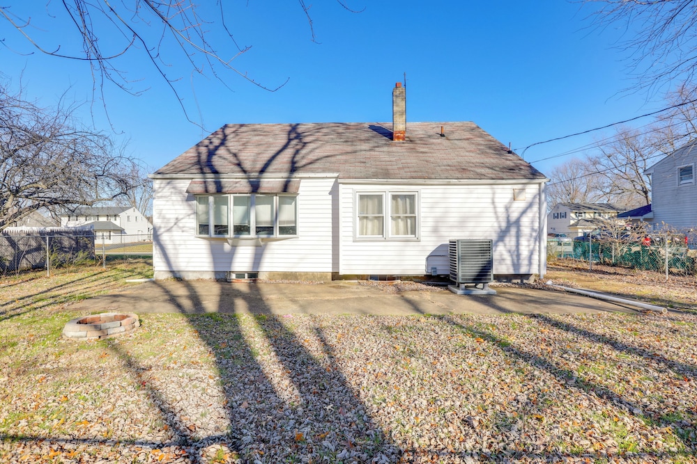 3 Mi to Dtwn: Home w/ Yard in Newark