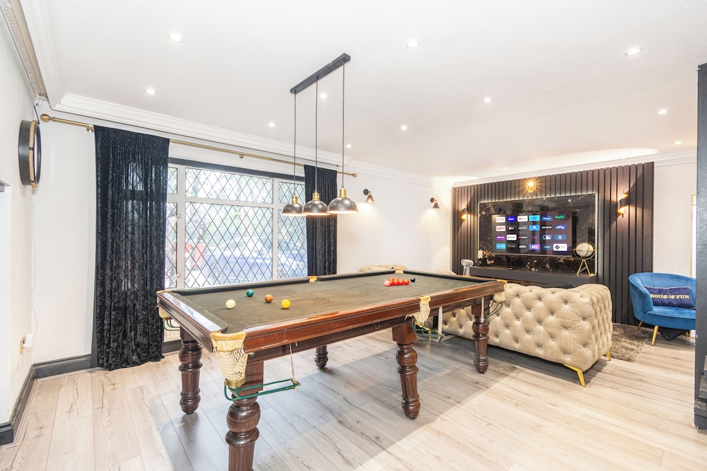Heathrow House with Hot tub and Garden