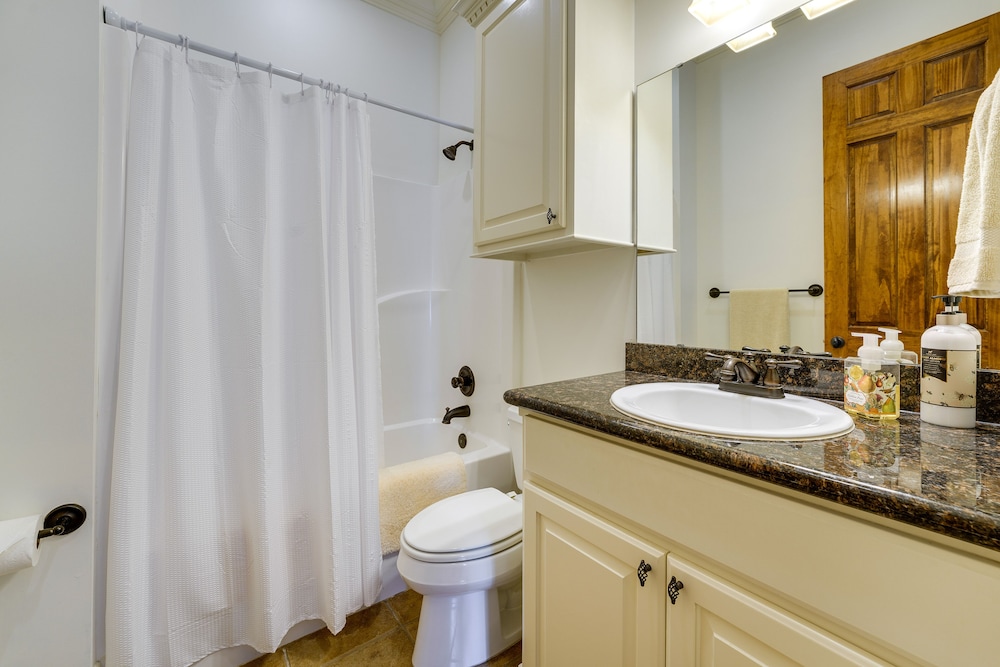Oxford Vacations - Large, Elegant Home < 2 Miles to Ole Miss! - Property Image 1
