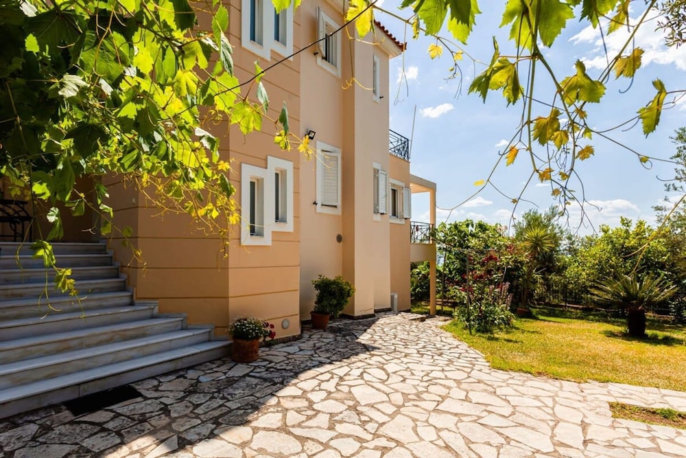 Verga Majestic Sunsets - Elegant Chic Retreat