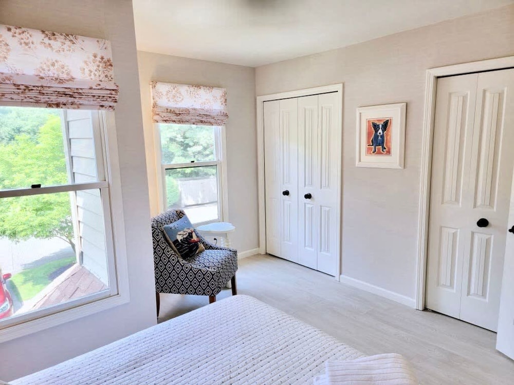 Charming Bayview - Downtown Condo With Pool