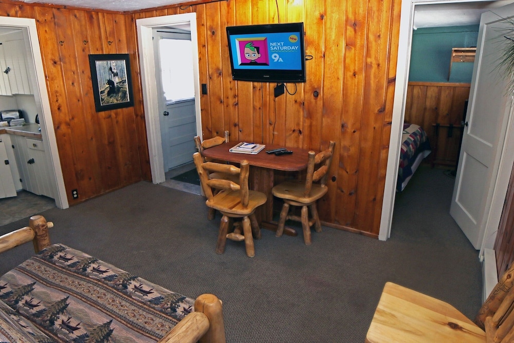 Triple R Cottages: 5 2 Bedroom Cabin view 5