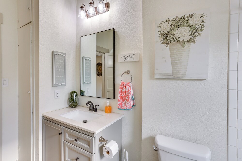 Half-mi to Dtwn Lufkin: Charming & Spacious Home!