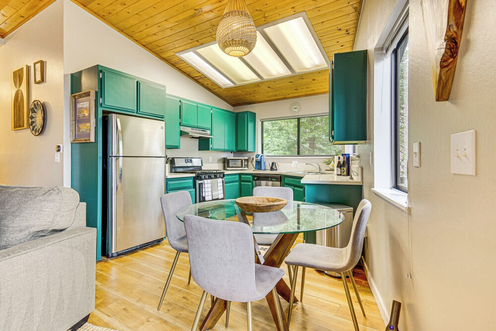 2 Mi to Lake Arrowhead: Treetop Retreat w/ Deck