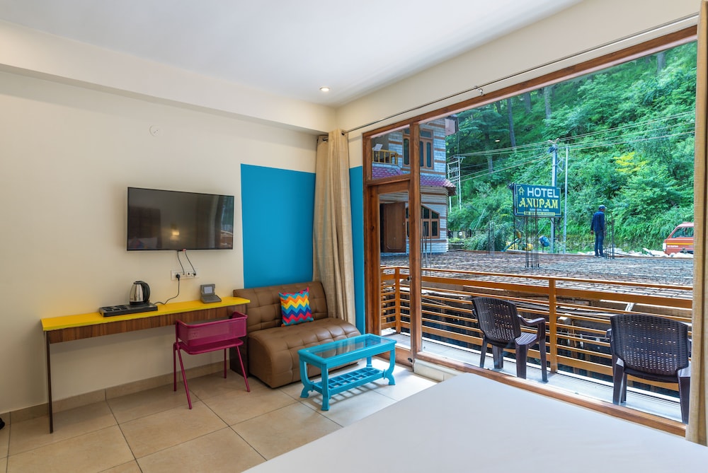goSTOPS PLUS Kasol Manikaran Road, Bar and Hostel