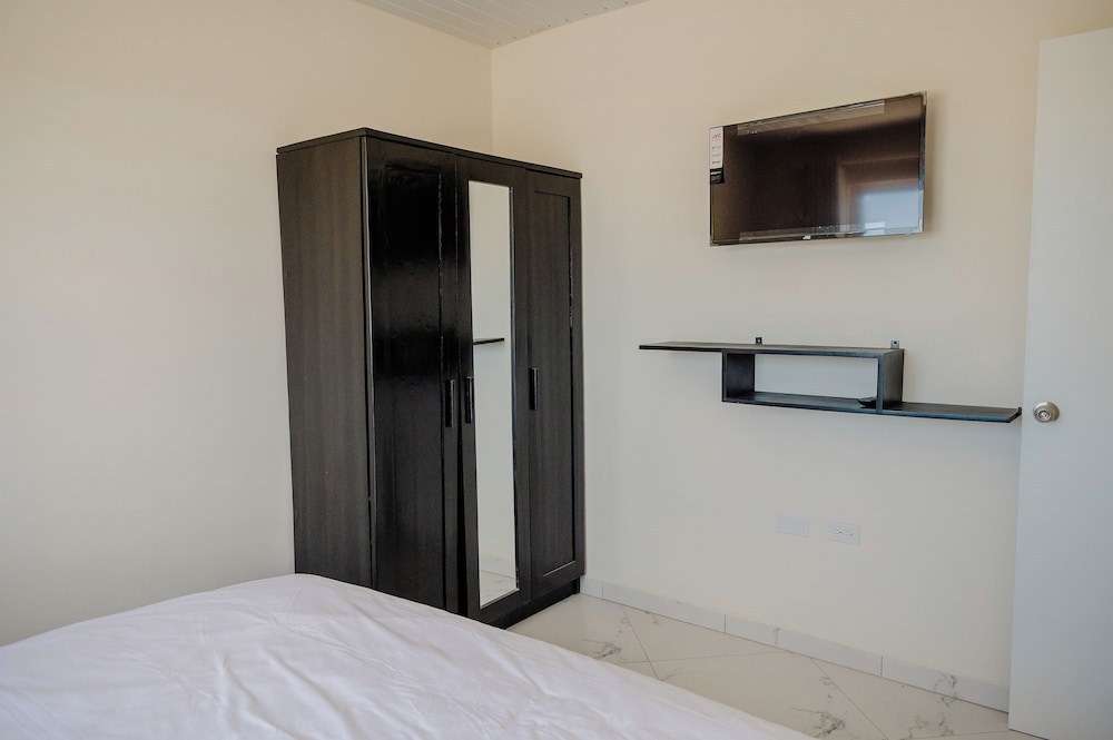 Spacious 4-bedroom Apartment 2 km From Eagle Beach - Dream Suites Aruba