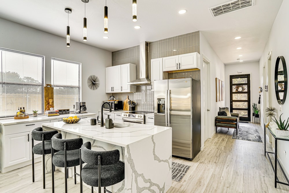 Walk to Lake: Modern Pet-friendly Home in Granbury