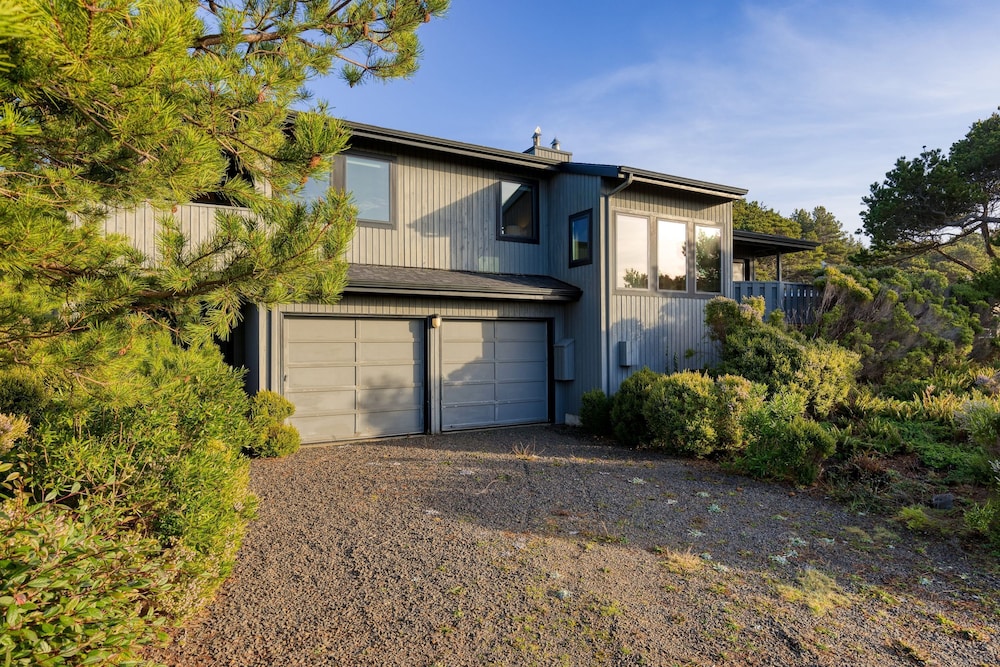 Half Block to Beach w Oceanview Patio Balcony The Shore Pine by Avantstay
