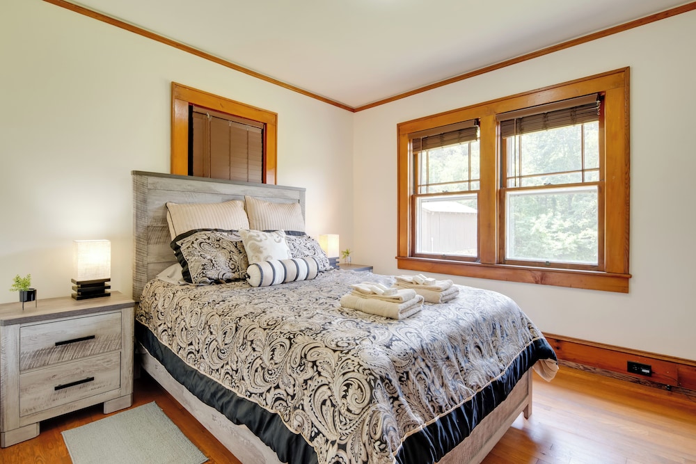 Hike + Explore: Mountain-view Escape in Candler