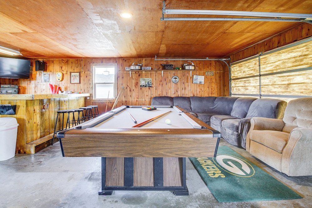 Algoma Retreat: Near Beach, Game Room, Yard