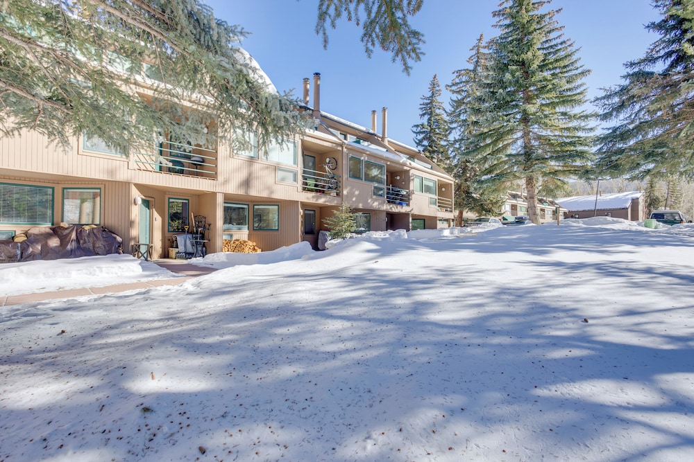 4 Mi to Vail Ski Resort: Cozy Getaway w/ Deck!