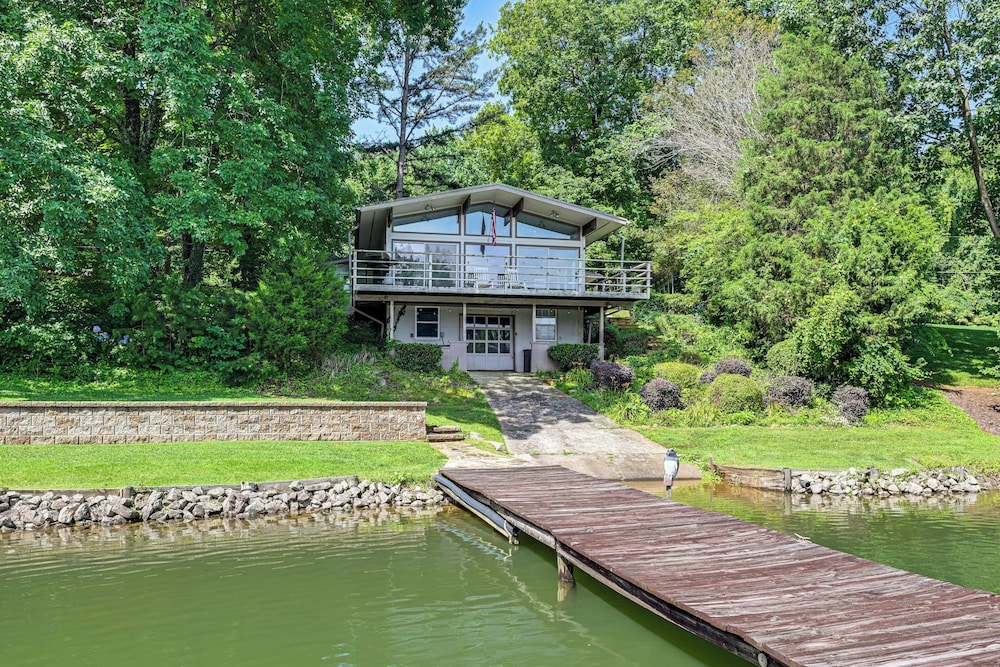 Launch & Dock: Lake Norman Retreat w/ Scenic Deck