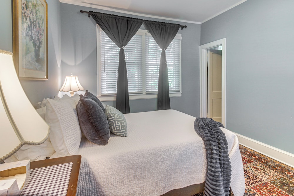 Walk to Dining & Shops: Historic Belmont Home