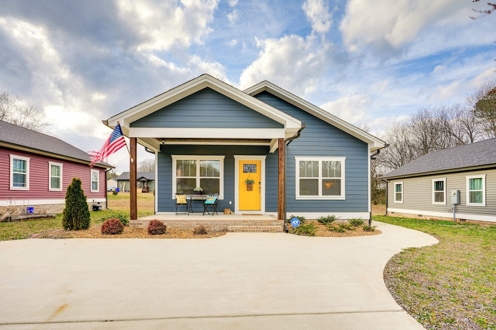 Near Parks & Lakes: Family-friendly Cleveland Home