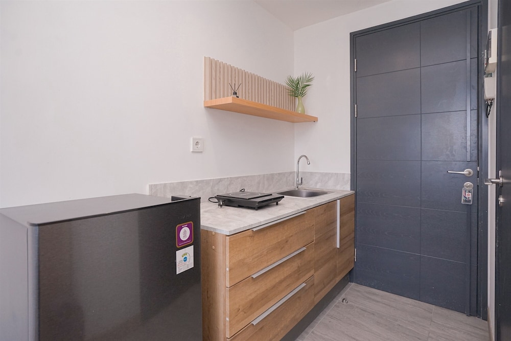 Fully Furnished and Homey Studio Collins Boulevard Apartment