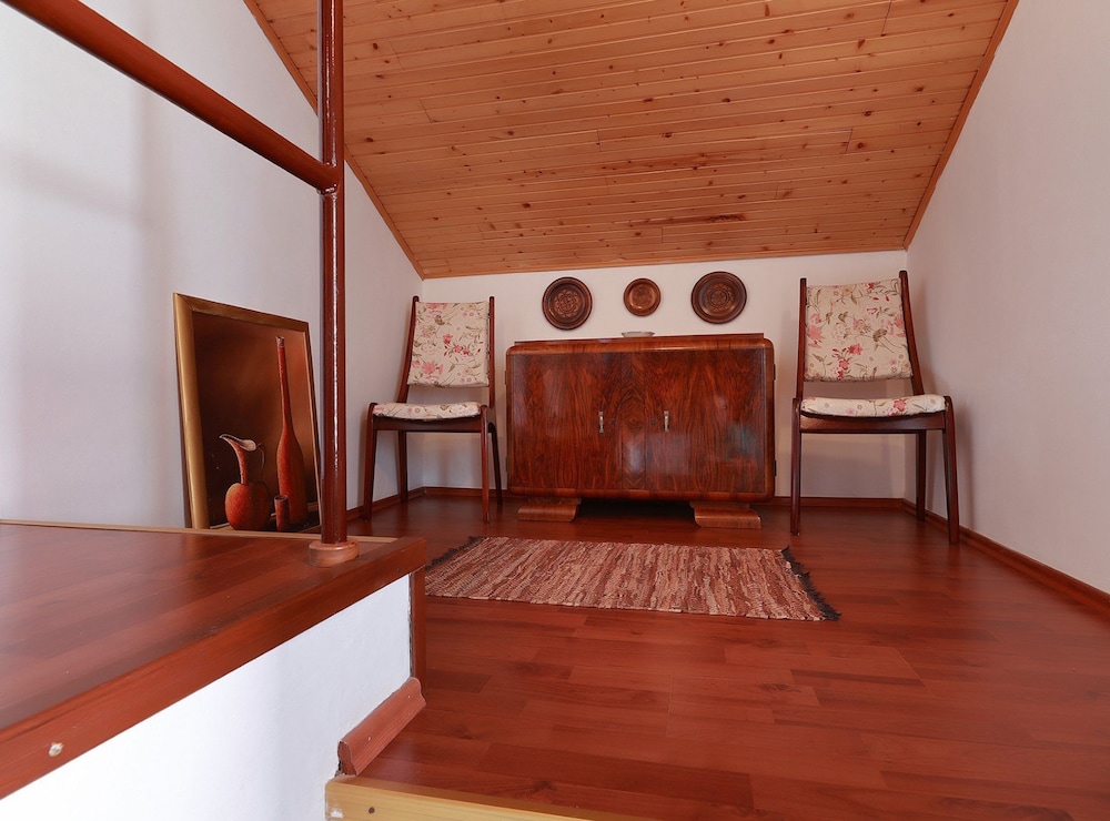 Sunny Holiday Home With Terrace