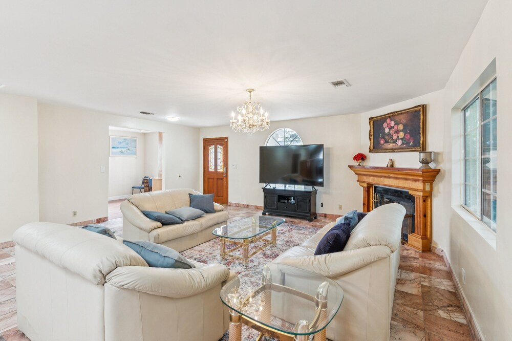 Russell House Near Hollywood & Griffith Park 3 Bedroom Home