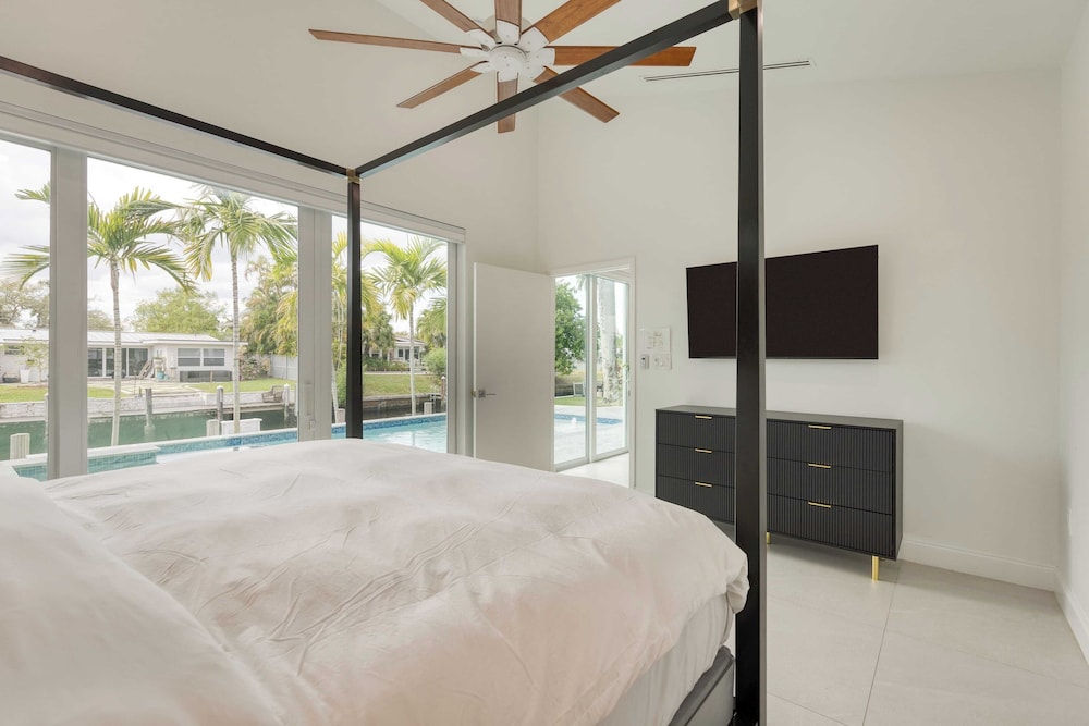 Luxury Waterfront Home w/ Pool, Hot Tub & Dock Near Las Olas Gulfstream