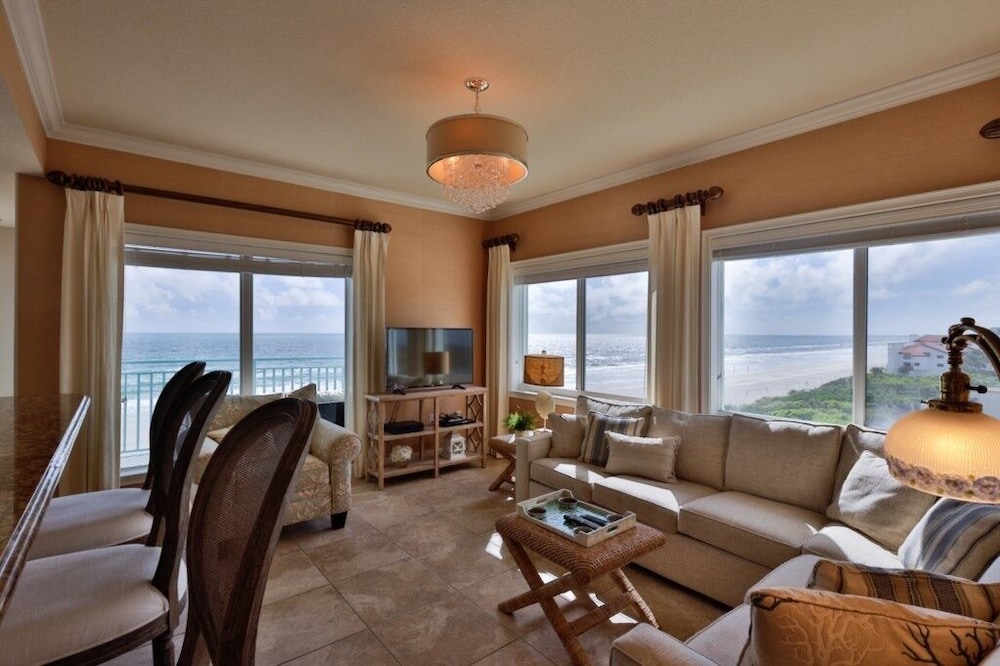 Oceanfront Condo With Beautiful Views 2 Bedroom Condo