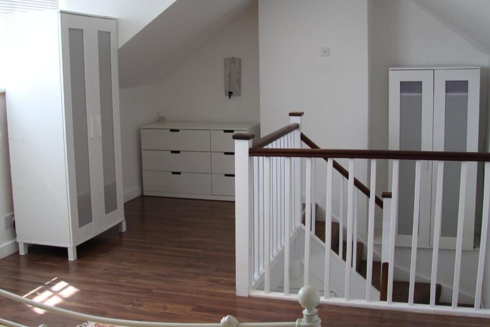 Woodlands Cozy Cottage in Gerrards Cross, Sleeps 2