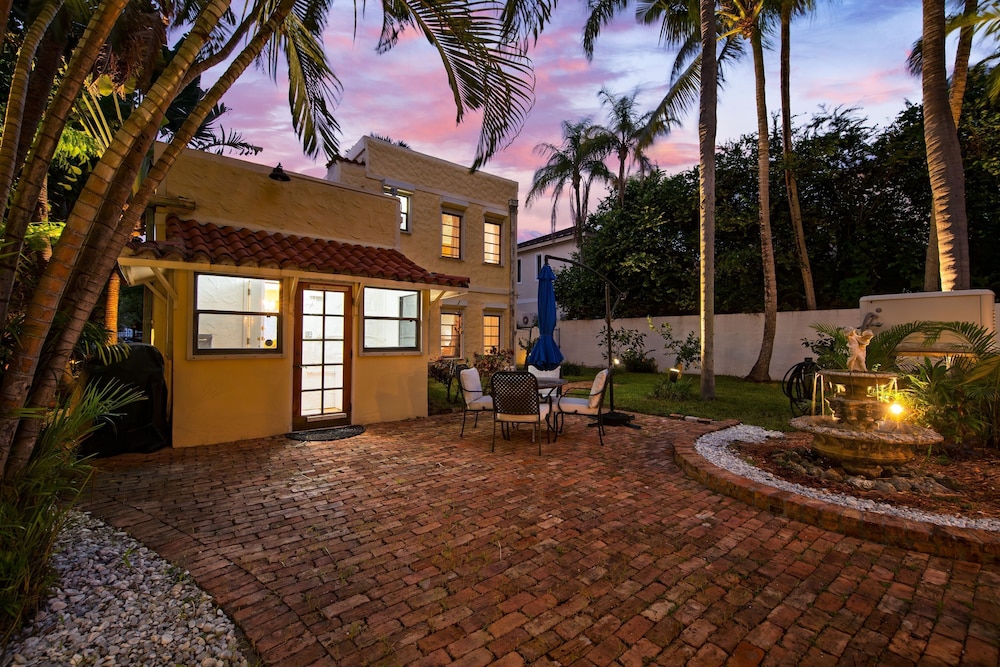 Las Olas Oasis by Avantstay Minutes to the Beach Hot Tub