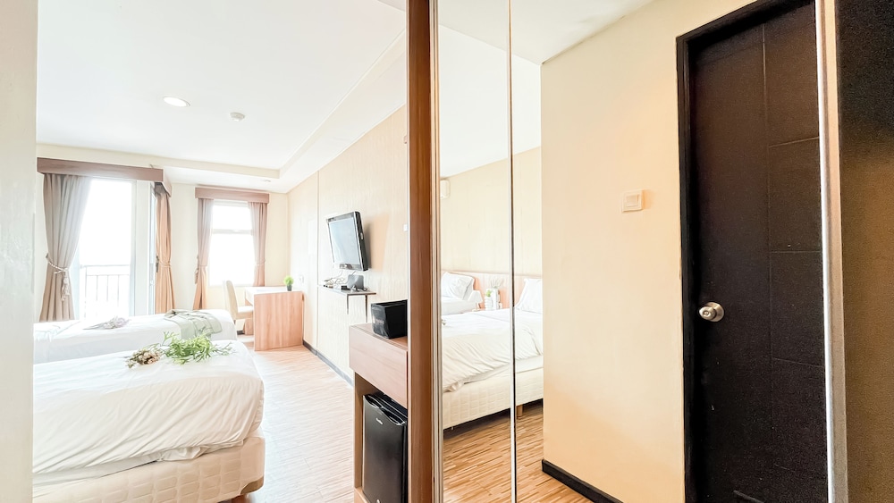 Modern Minimalist Studio (No Kitchen) At Great Western Apartment