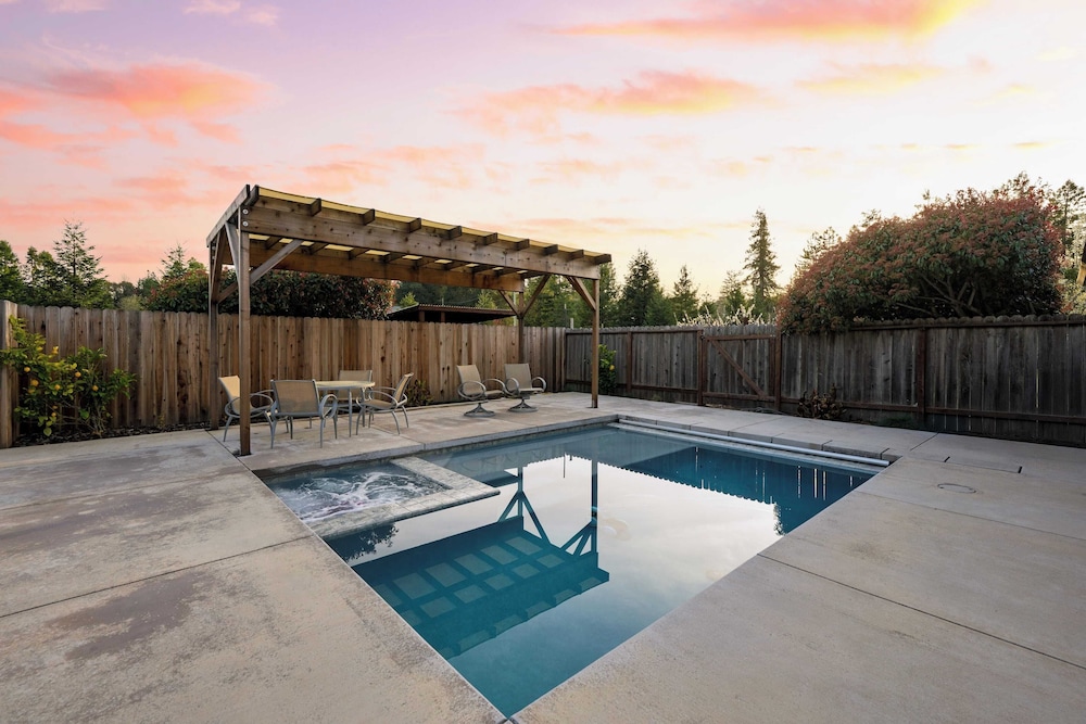 Pool + Hot Tub + Firepit + Game Room Minutes From Sebastopol & Russian River Baker Lane Retreat