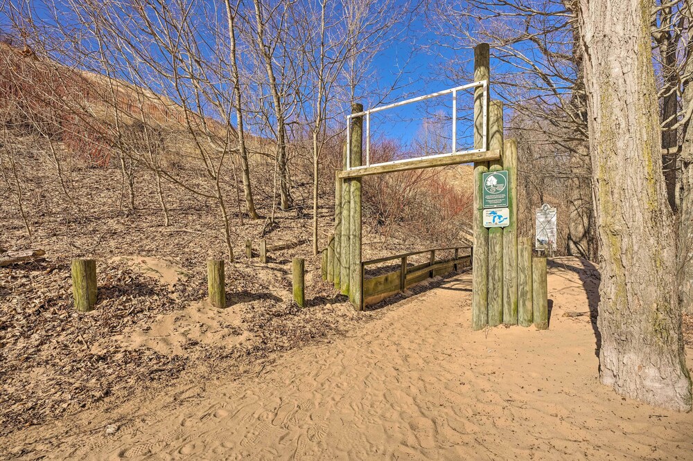 Chic Hideaway w/ Fire Pit < 2 Miles to Beach! view 5