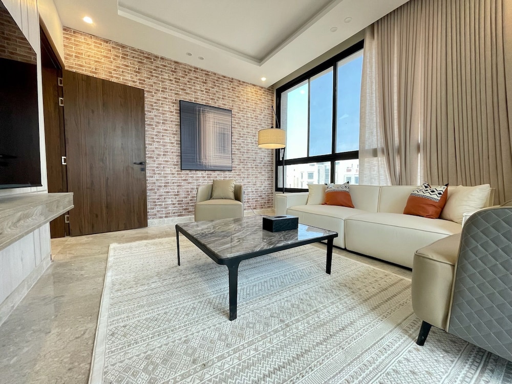C Living - Premium 3 Bedroom - AQIQ