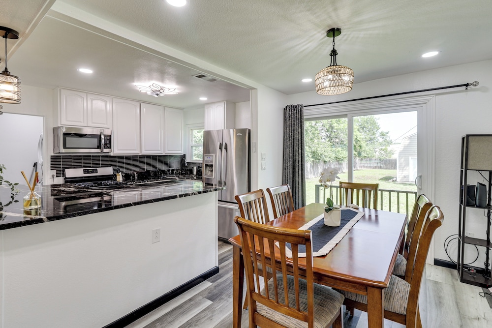 1 Mi to At&t Stadium: Family Home w/ Large Yard!
