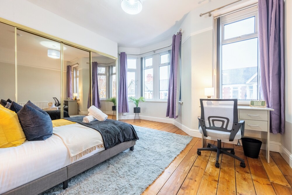 Spacious 4-Bedroom House with Garden