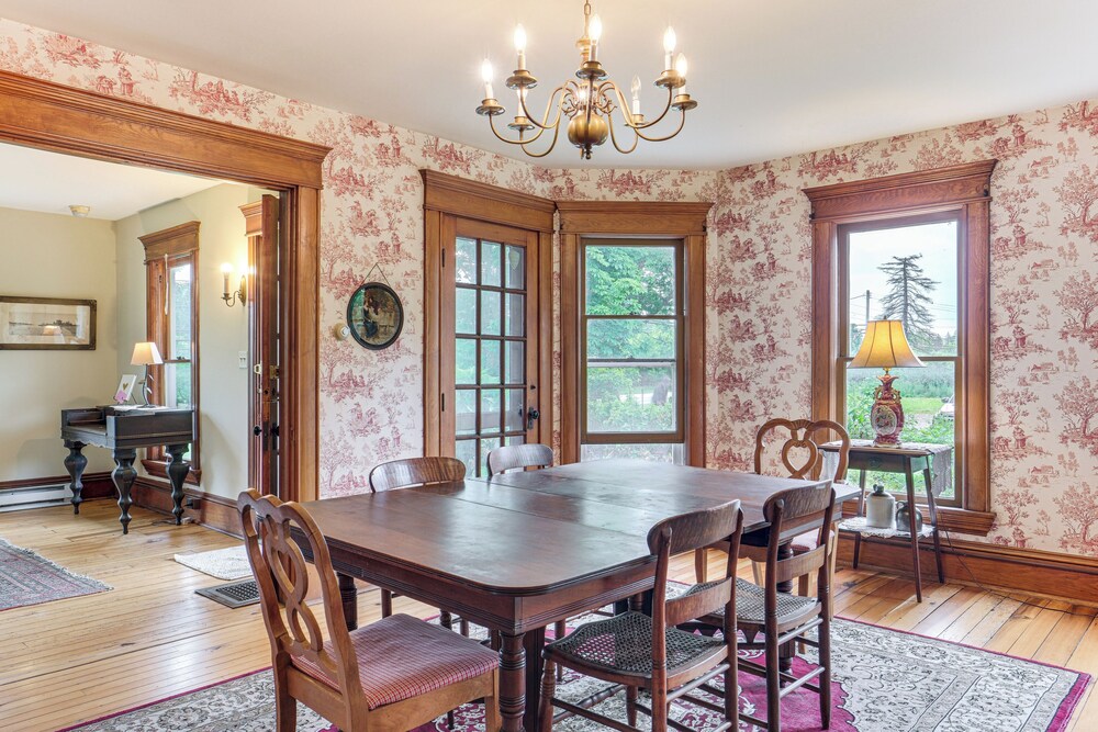 2 Mi to Chardon Square: Spacious Farmhouse