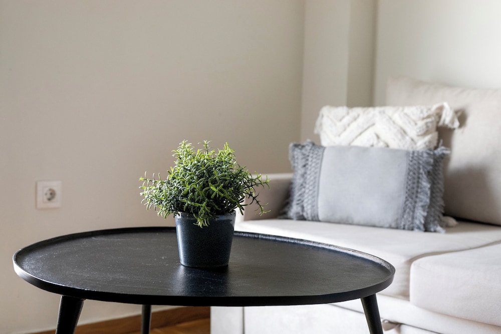 Attica - Captivating 2-Bedroom Apt & Balcony in Athens