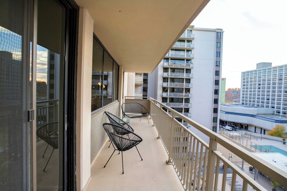 Close to Airport in Crystal City