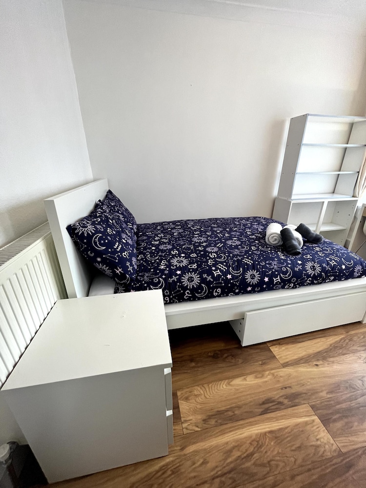 Cosy Entire 3-bed House With Garden and Fast Wifi view 5
